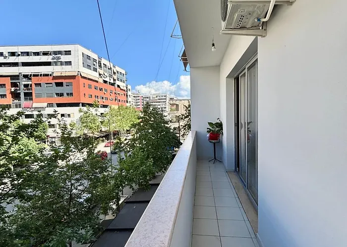 Cozy Rr Sokrat Miho Apartment